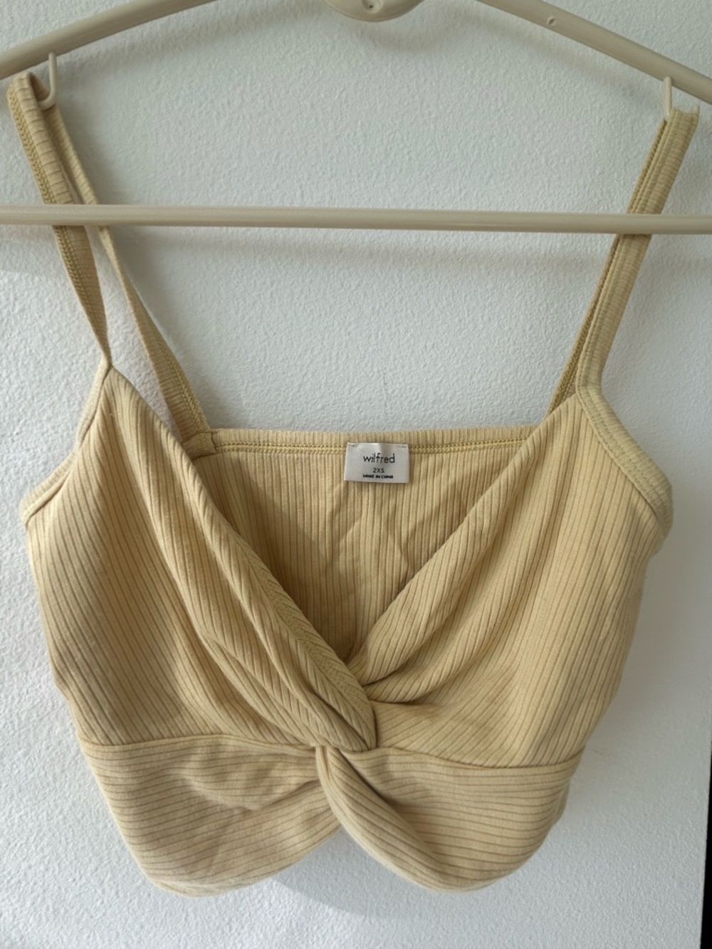 ARITZIA Wilfred Twist-Front Ribbed bay tank in light yellow/cream